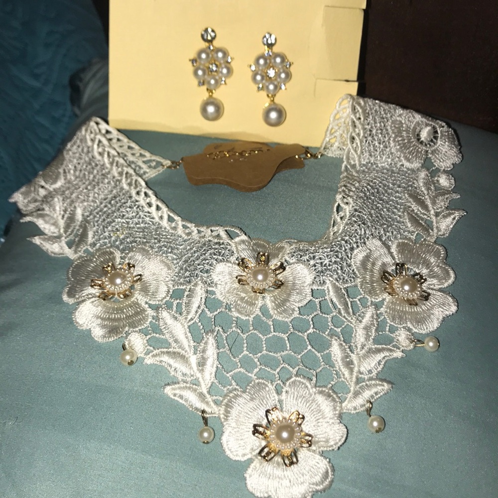NWT Beautiful lace necklace & earrings set
